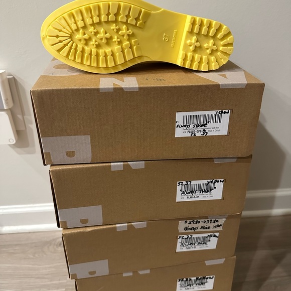 Planone Short Women’s Rain Boots. Yellow (Always Shine). 2 pr available size 37 - Picture 2 of 4